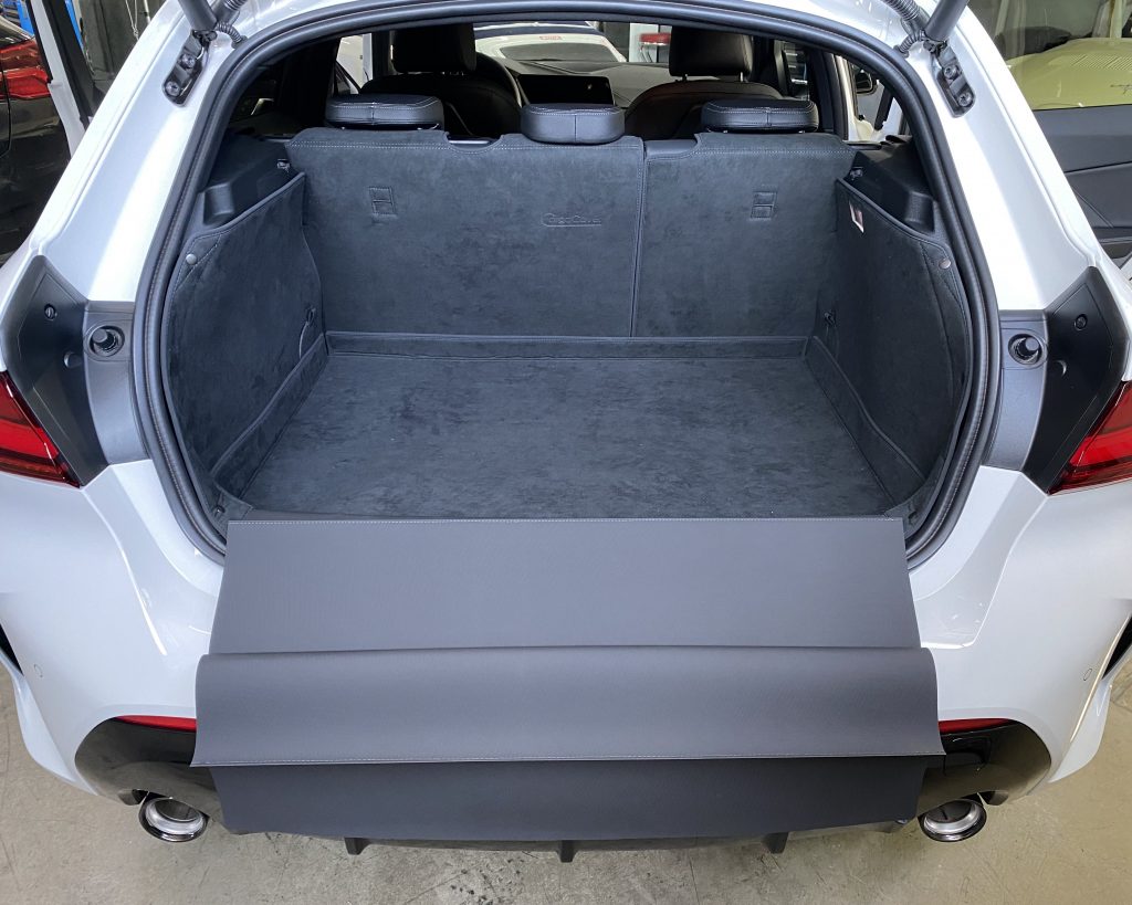 Kofferraumschutz Hund BMW 1er BJ.2023 F40 CargoCover 7