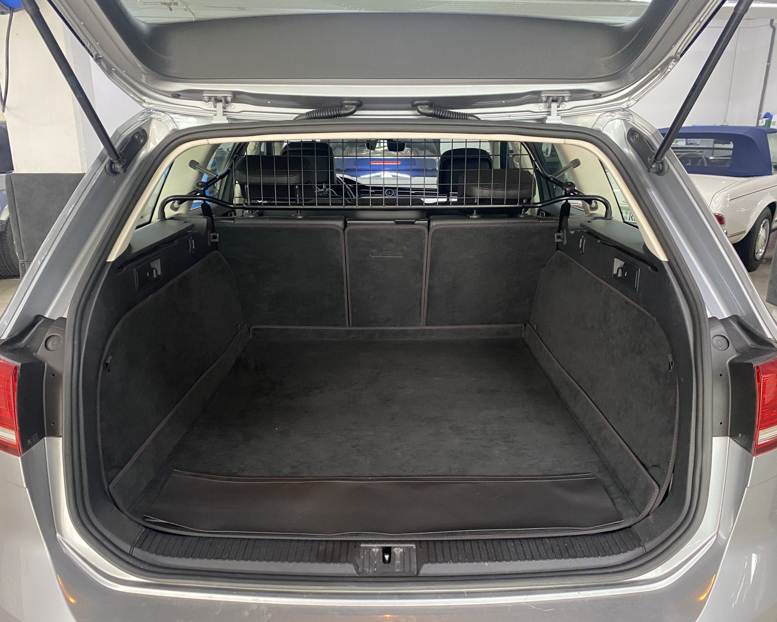 VW Passat Variant B8 ST normal Optimized 2 CargoCover - Der Kofferraumschutz für Hund und Auto