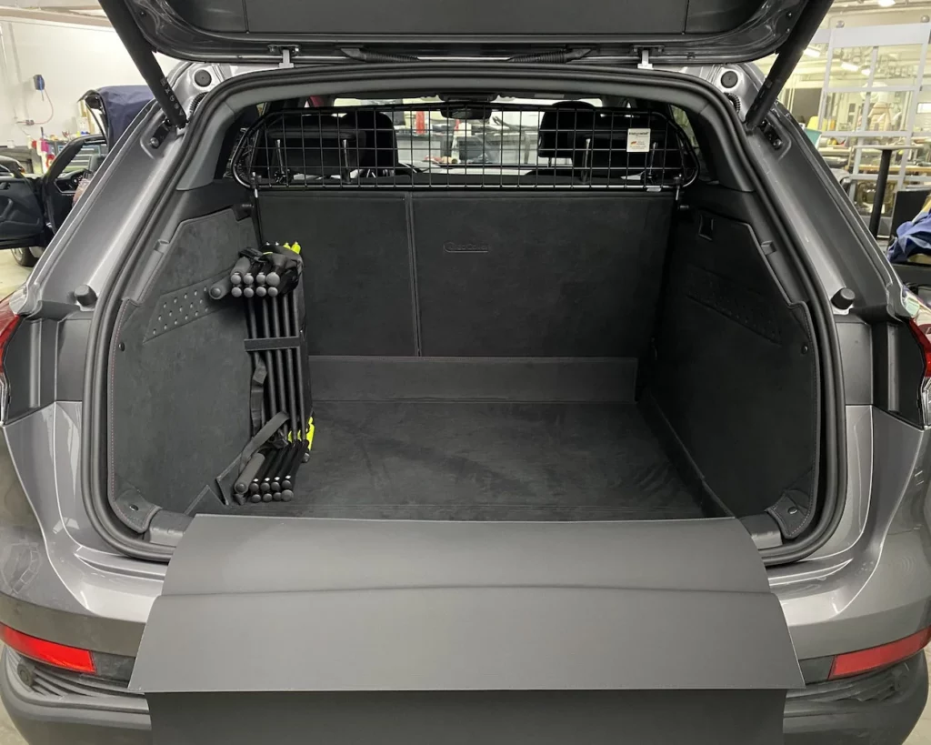 Hund Kofferraumschutz Audi Q4 E-Tron (FZ) (ab 2021) Ladeboden ausgebaut - Kofferraumschutz für Hunde - Kofferraumwanne von CargoCover - Produktbild 1