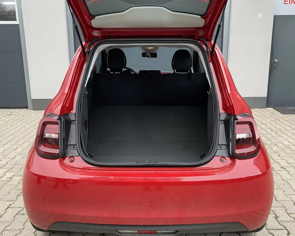Hund Kofferraumschutz Fiat 500 FA1 ab 2021 Lange Version - Kofferraumschutz für Hunde - Kofferraumwanne von CargoCover - Produktbild 1