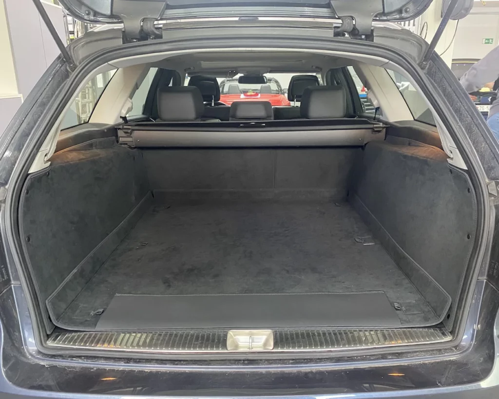 Hund Kofferraumschutz Mercedes-Benz E-Klasse T-Modell (S212) 2009 bis 2016 - Kofferraumschutz für Hunde - Kofferraumwanne von CargoCover - Produktbild 1