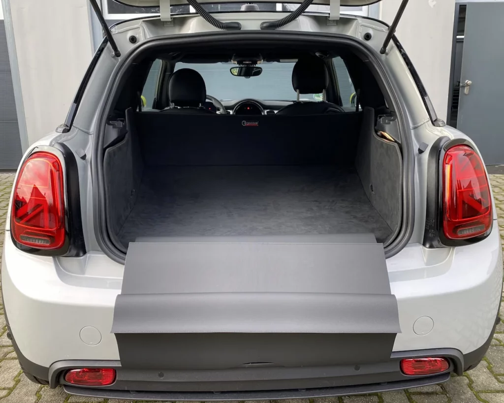 Hund Kofferraumschutz MINI 3-Türer/SE (F56/11Dj/XP31) (ab 2020) Lange Version - Kofferraumschutz für Hunde - Kofferraumwanne von CargoCover - Produktbild 1