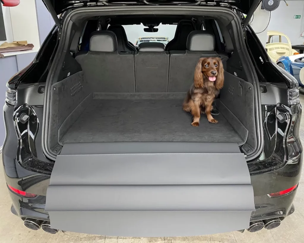 Hund Kofferraumschutz Porsche Cayenne 3 Hybrid 9YA ab 2017 - Kofferraumschutz für Hunde - Kofferraumwanne von CargoCover - Produktbild 1
