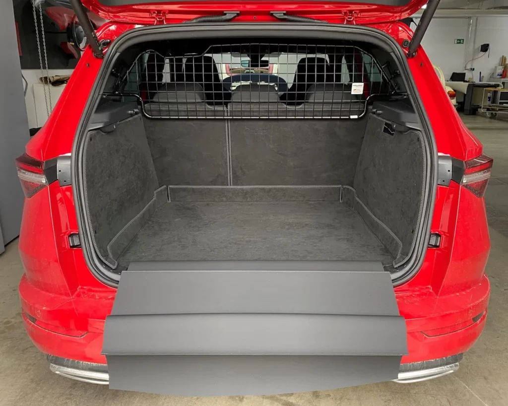 Hund Kofferraumschutz Skoda Karoq (NU) (ab 2017) hoher Ladeboden - Kofferraumschutz für Hunde - Kofferraumwanne von CargoCover - Produktbild 1