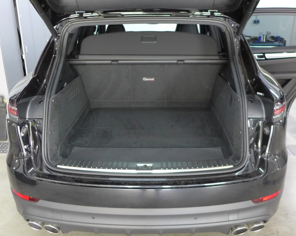 Porsche Cayenne 3 (9YA) (Ab 2017) Kofferraumschutz Hund CargoCover (1)