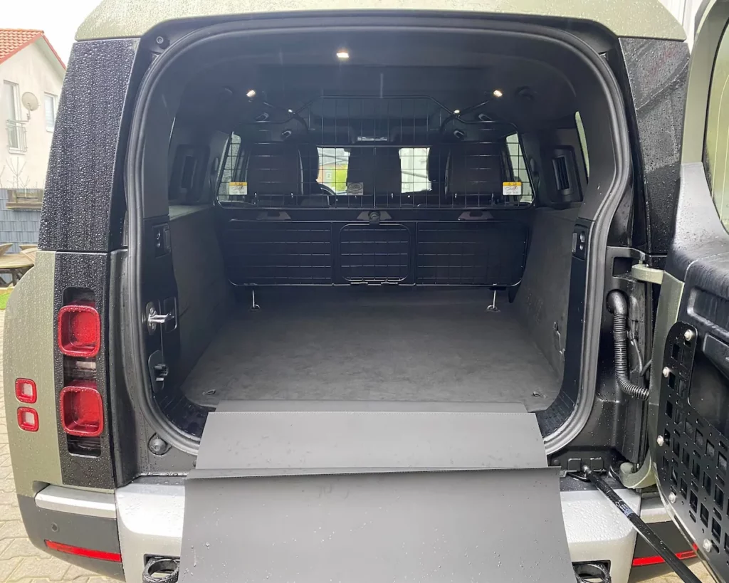 Hund Kofferraumschutz Land Rover Defender (L663) ab 2020 - Kofferraumschutz für Hunde - Kofferraumwanne von CargoCover - Produktbild 1