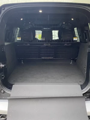 Hund Kofferraumschutz Land Rover Defender (L663) ab 2020 - Kofferraumschutz für Hunde - Kofferraumwanne von CargoCover - Produktbild 1